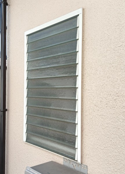 まどありー。太田店の窓の種類を変えて、気密性アップの施工前の写真1