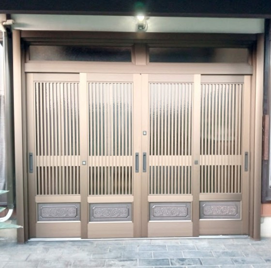 まどありー。太田店の玄関引戸も壁を壊さずリフォームの施工後の写真1