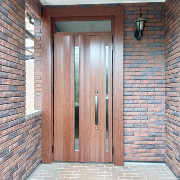 まどありー。太田店の毎日使う玄関ドアをリフォームの施工後の写真1