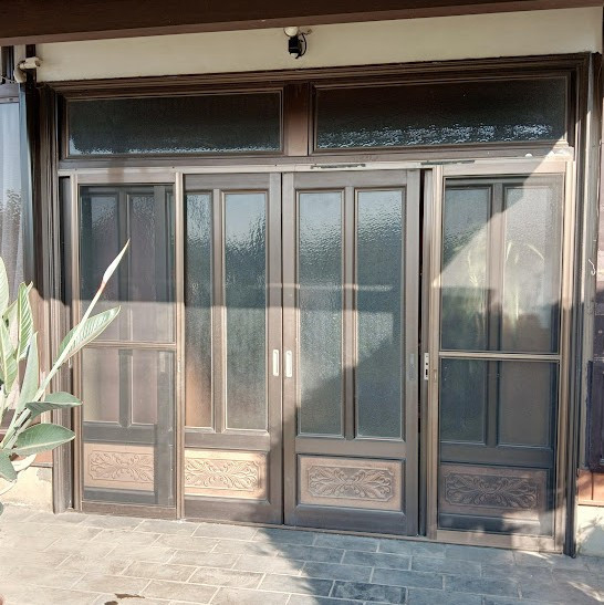 まどありー。太田店の玄関引戸も壁を壊さずリフォームの施工前の写真1