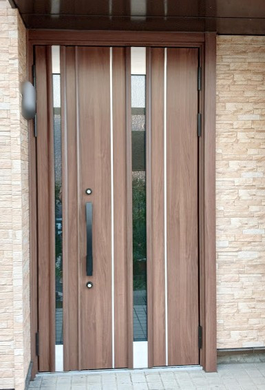 まどありー。太田店のリシェント玄関ドアなら、あっという間にリフォーム完了の施工後の写真1