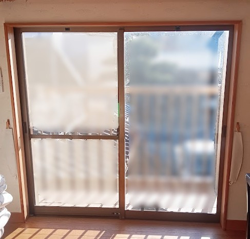 まどありー。太田店の２階の掃き出し窓に内窓設置の施工前の写真1