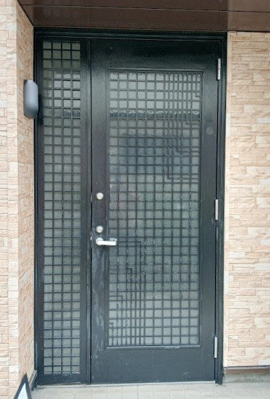 まどありー。太田店のリシェント玄関ドアなら、あっという間にリフォーム完了の施工前の写真1