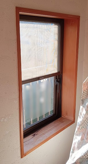 まどありー。太田店の上げ下げ窓の内側に「インプラス」設置の施工前の写真1